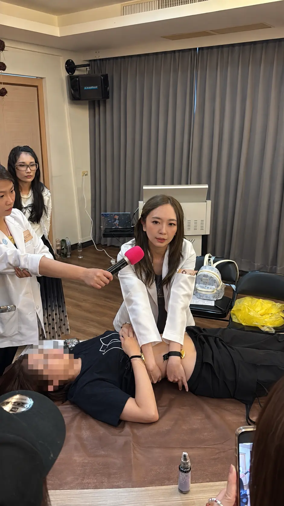 吳米粒老師示範腹部緊實手技,模特兒臉部已做隱私處理
