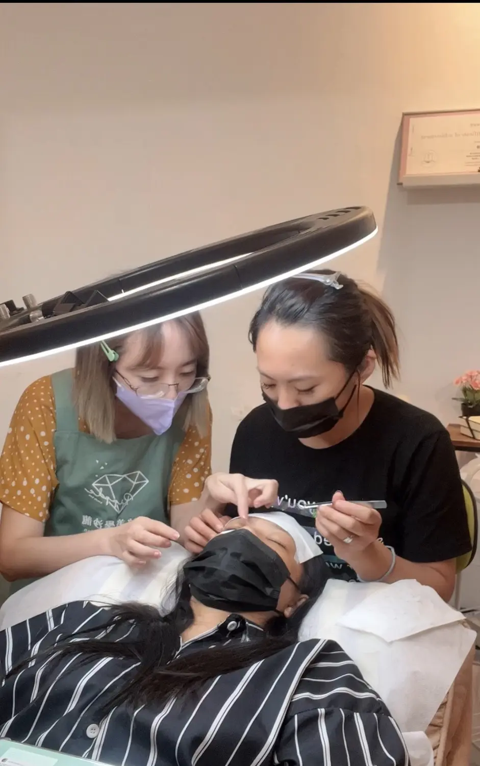米粒老師指導學員進行美睫實際操作