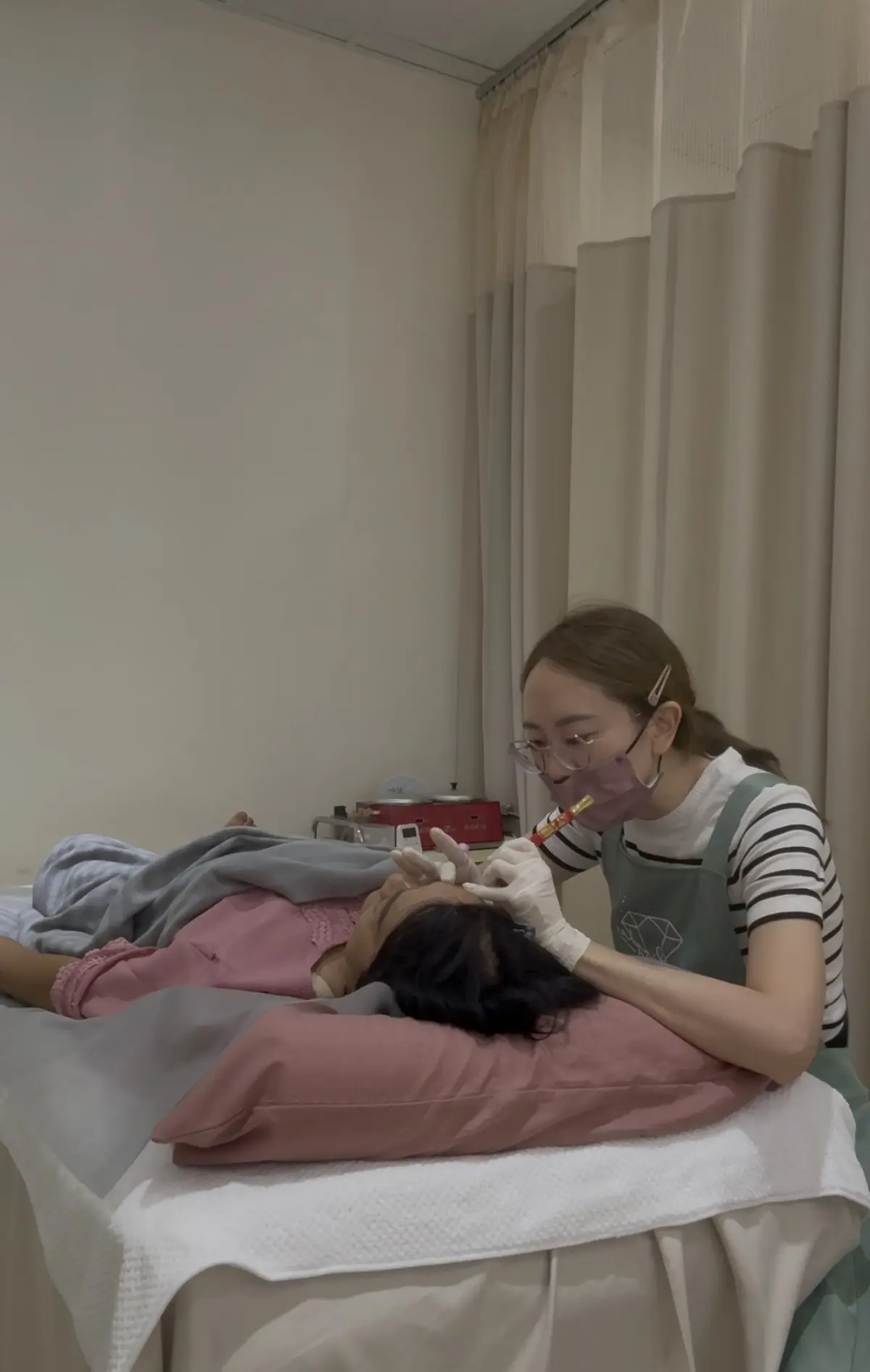 米粒老師在台東波紋美學進行氧氣霧眉與眉型設計